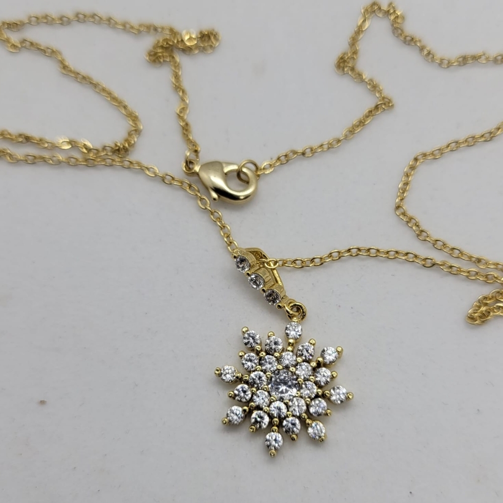 Gold Tone Necklace w/Snowflake